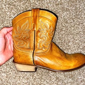 Short cowgirl boots size 6.5 woman!
